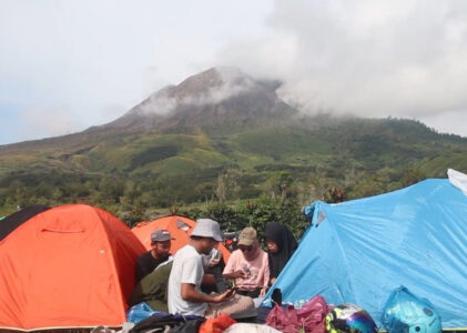 Pesona Wisata Berkemah di Kaki Gunung Sinabung yang Kian Digandrungi Wisatawan