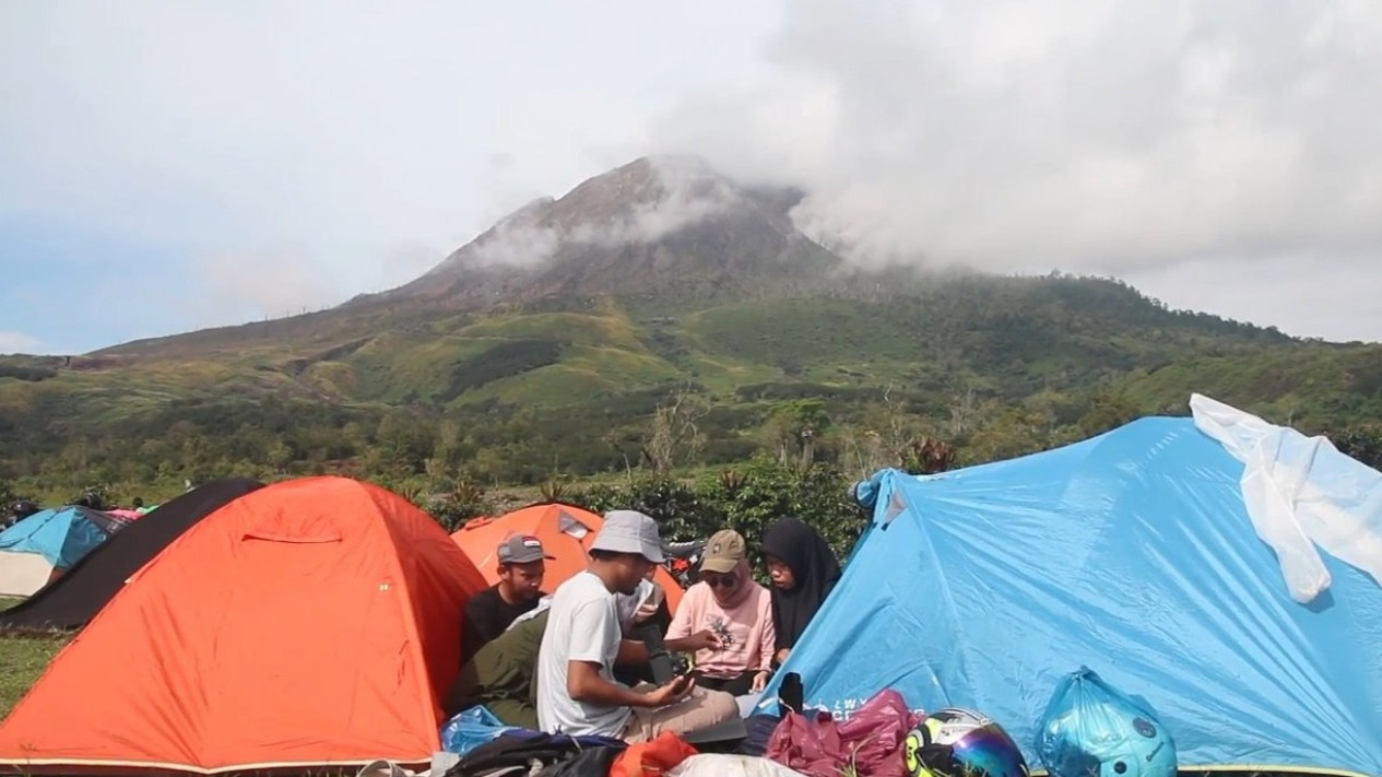 Pesona Wisata Berkemah di Kaki Gunung Sinabung yang Kian Digandrungi Wisatawan