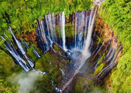 Menjelajahi Keindahan Air Terjun Tumpak Sewu: Surga Tersembunyi di Lumajang